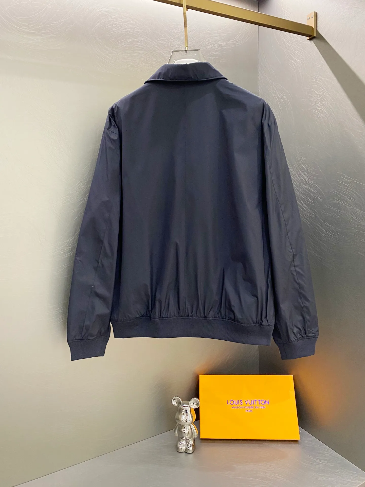 P370 Ralph Lauren classic solid color LOGO embroidered jacket. Original customer-supplied high-quality fabric. Ingredients: 100% T. Added three-proof technology. Windproof, waterproof and anti-fouling. The fabric is added with glue technology. The fabric surface is smooth, crisp and stylish. This style of clothing seems simple and unremarkable, but the workmanship is complex. There are many details. The small lanyard design of the inner pocket also achieves the same details as the original version. The hem and cuff threads are imported high-density high-speed threading machine. The overall tightness and style The pony embroidery on the chest is embroidered with an imported Behringer embroidery machine. The smaller the pattern, the smaller the pattern. It seems simple but is actually complicated! The ropes of the pony, the sticks and the contours of the horse all like the configuration of the embroidery machine. They are simple but not simple. They are made by foreign trade factories. The pockets are opened using a professional template machine. Small details such as threads are manually marked to ensure delivery quality that is unmatched by small workshops. Full clothing accessories and hardware, molded LOGO zipper pullers and horn buckle side LOGOs all require extremely high molds to achieve the effect. The leather head of the zipper puller is made of imported cowhide, which is soft and durable. Color: black (gray embroidery, black slider), dark blue (khaki embroidery, khaki slider)